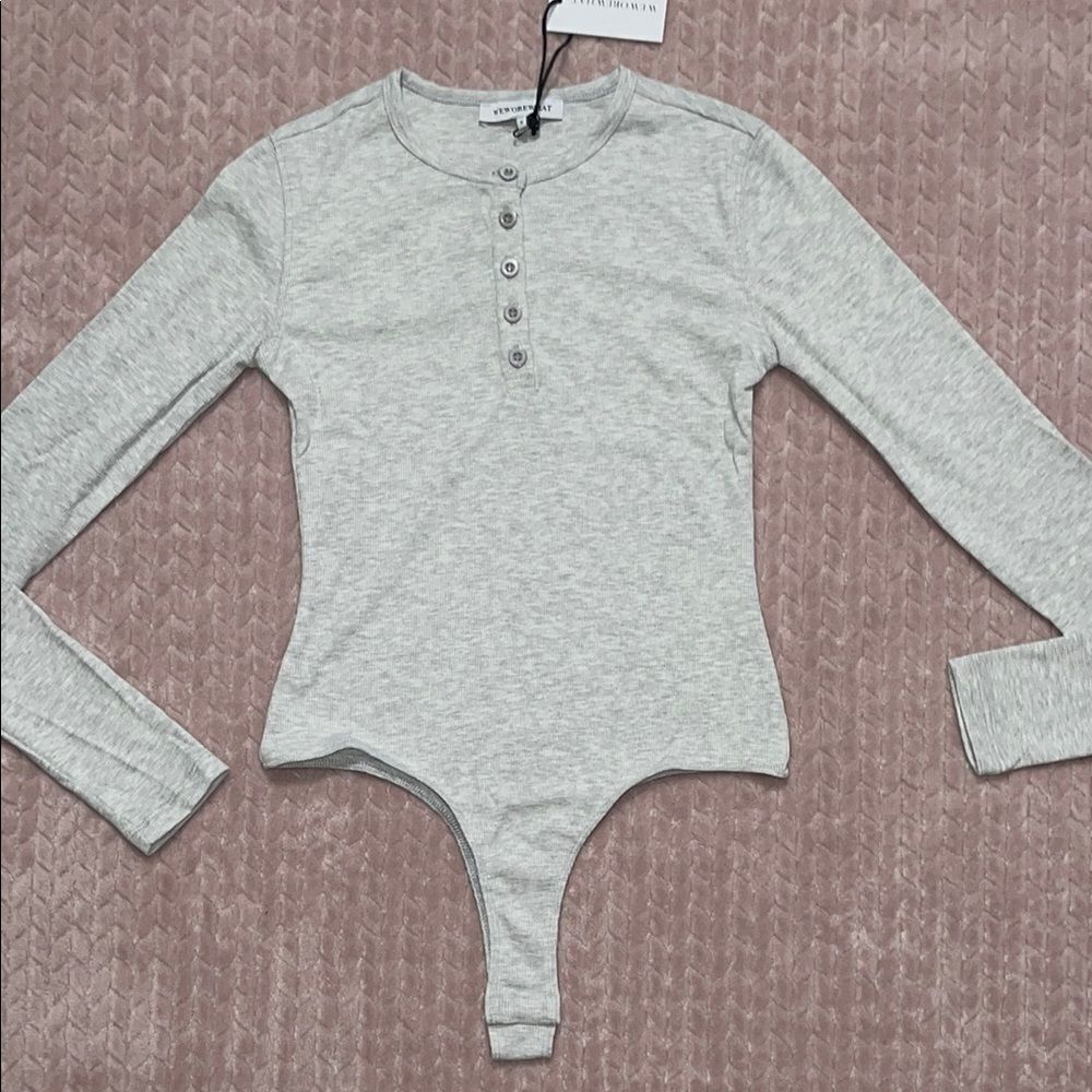 WeWoreWhat Womens Heather Gray Crew Neck Henley Bodysuit - Picture 2 of 6